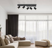 Moderner schwarzer Deckenstrahler mit fünf verstellbaren Spots in einem stilvollen Wohnzimmer, Perspektive von unten.