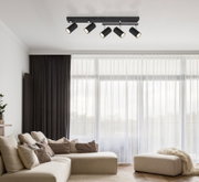 Moderner schwarzer Deckenstrahler mit fünf verstellbaren Spots in einem stilvollen Wohnzimmer, Perspektive von unten.