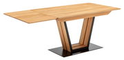 Moderner Esstisch aus Holz mit erweiterbarer Tischplatte und V-förmigem Metallgestell, seitliche Perspektive.