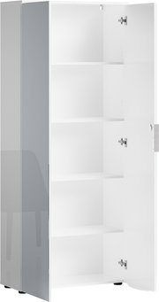 Hoher Aktenschrank mit geöffneter Tür, zeigt mehrere Regalböden, Perspektive von vorne.