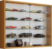 Wandvitrine mit Holzrahmen und Glasschiebetüren, bestückt mit Modellautos und Modellfahrzeugen auf Glasböden, Ansicht schräg von vorn