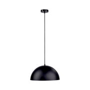 Schwarze Pendelleuchte mit halbkugelförmigem Lampenschirm und langem Kabel, freigestellt auf weißem Hintergrund, Frontansicht