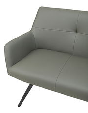 Detailansicht einer grauen Bank mit modernem Design und schrägen Metallbeinen.