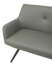 Detailansicht einer grauen Bank mit modernem Design und schrägen Metallbeinen.