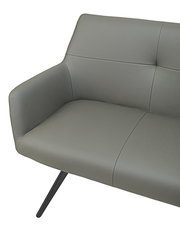 Detailansicht einer grauen Bank mit modernem Design und schrägen Metallbeinen.