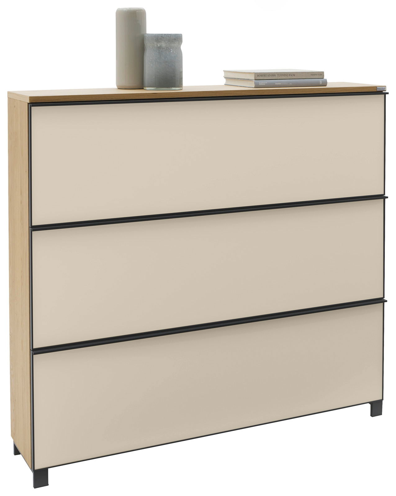 Dieter Knoll XL-schoenenkast ATINA XL-Schuhschrank in hellem Holzdesign mit drei Schubladen, dekoriert mit zwei Vasen und Büchern, seitliche Perspektive