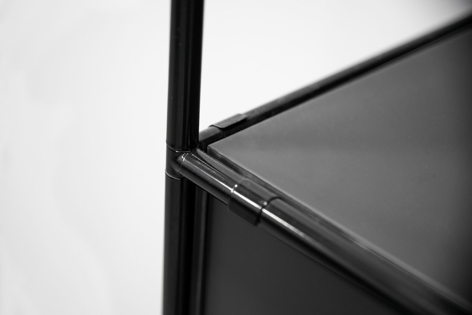 Nahaufnahme eines schwarzen Aktenregals mit Metallrahmen, perspektivisch von der Ecke aufgenommen.