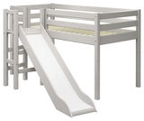 Halbhohes Bett mit Rutsche und Leiter, seitliche Perspektive