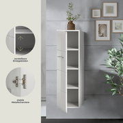 Weißer, schmaler Hängeschrank mit geöffneter Tür und mehreren Fächern, verstellbaren Einlegeböden und stabilen Metallscharnieren; gezeigt in frontaler Perspektive leicht von links im Badezimmer-/Wohnraum-Setting.