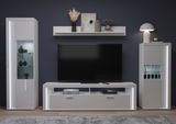 Moderne Wohnkombination in Weiß mit LED-Beleuchtung, bestehend aus zwei Vitrinen, einem TV-Board und einem Wandregal, frontal abgebildet.