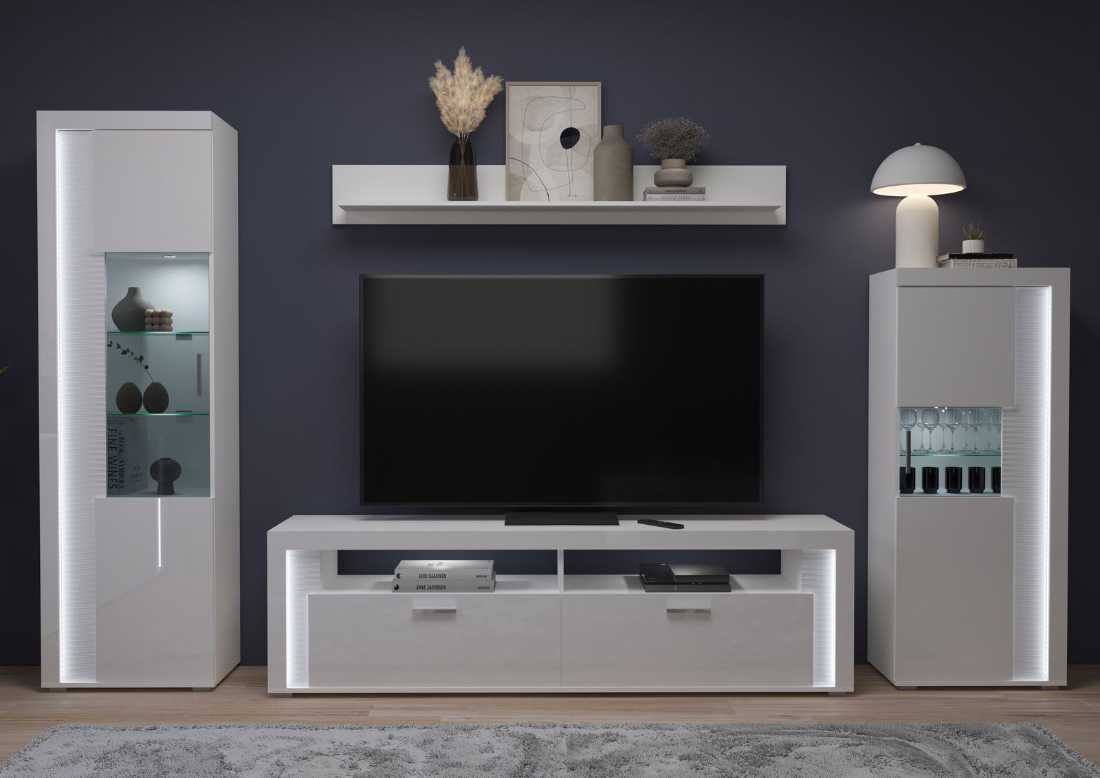 Moderne Wohnkombination in Weiß mit LED-Beleuchtung, bestehend aus zwei Vitrinen, einem TV-Board und einem Wandregal, frontal abgebildet.