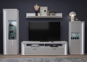 Moderne Wohnkombination in Weiß mit LED-Beleuchtung, bestehend aus zwei Vitrinen, einem TV-Board und einem Wandregal, frontal abgebildet.