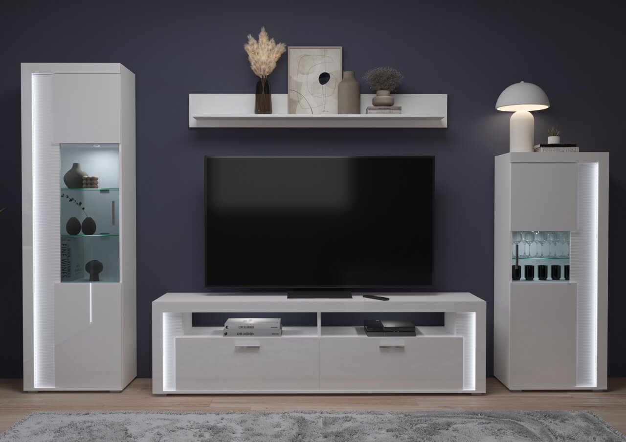Moderne Wohnkombination in Weiß mit LED-Beleuchtung, bestehend aus zwei Vitrinen, einem TV-Board und einem Wandregal, frontal abgebildet.