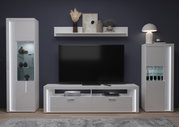 Moderne Wohnkombination in Weiß mit LED-Beleuchtung, bestehend aus zwei Vitrinen, einem TV-Board und einem Wandregal, frontal abgebildet.