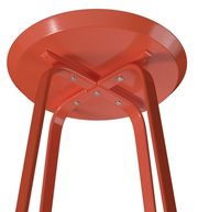 Unteransicht eines orangefarbenen Beistelltisches mit Metallbeinen und runder Tischplatte.