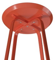 Unteransicht eines orangefarbenen Beistelltisches mit Metallbeinen und runder Tischplatte.