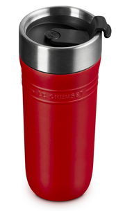 Roter Thermobecher mit Edelstahlrand und schwarzem Deckel, Frontalansicht