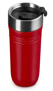 Roter Thermobecher mit Edelstahlrand und schwarzem Deckel, Frontalansicht