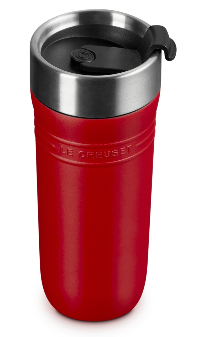 Roter Thermobecher mit Edelstahlrand und schwarzem Deckel, Frontalansicht