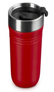 Roter Thermobecher mit Edelstahlrand und schwarzem Deckel, Frontalansicht