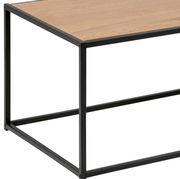 Moderner Beistelltisch mit Holzplatte und schwarzem Metallrahmen, seitliche Perspektive