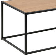 Moderner Beistelltisch mit Holzplatte und schwarzem Metallrahmen, seitliche Perspektive