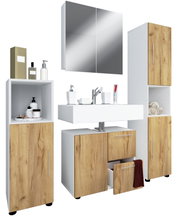 Modernes Badmöbel-Set in Weiß mit Holzoptik-Fronten: Waschtischunterschrank mit Waschbecken, Spiegelschrank sowie zwei Hochschränke, freigestellte Ansicht in leichter Front-/Seitenperspektive