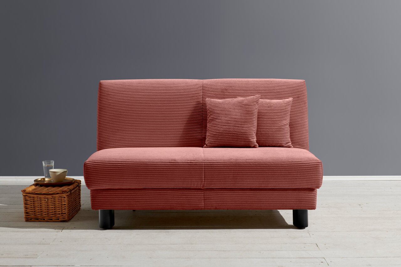 Z2 Schlafsofa ENNY Rotes Funktionssofa mit zwei Kissen, frontal fotografiert, auf hellem Holzboden vor grauer Wand.