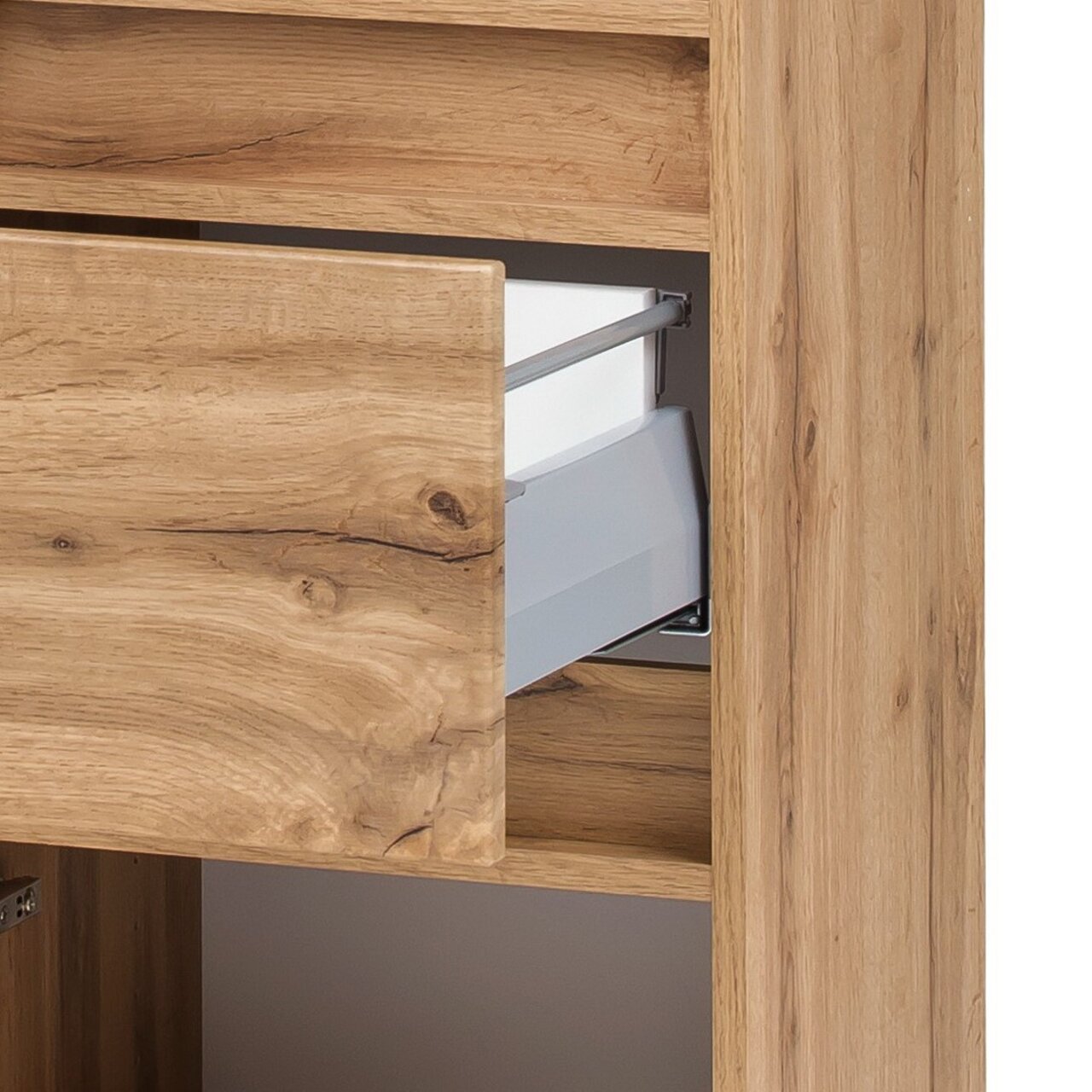 Close-up van een hoge houten kast met een geopende lade, gezien vanaf de zijkant