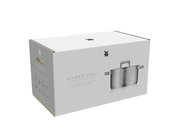 Verpackung des WMF Ultimate Cool Topf-Sets, schräg von vorne fotografiert, zeigt das Produktbild eines Topfes auf der Vorderseite.