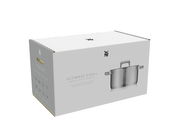 Verpackung des WMF Ultimate Cool Topf-Sets, schräg von vorne fotografiert, zeigt das Produktbild eines Topfes auf der Vorderseite.