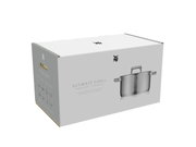 Verpackung des WMF Ultimate Cool Topf-Sets, schräg von vorne fotografiert, zeigt das Produktbild eines Topfes auf der Vorderseite.