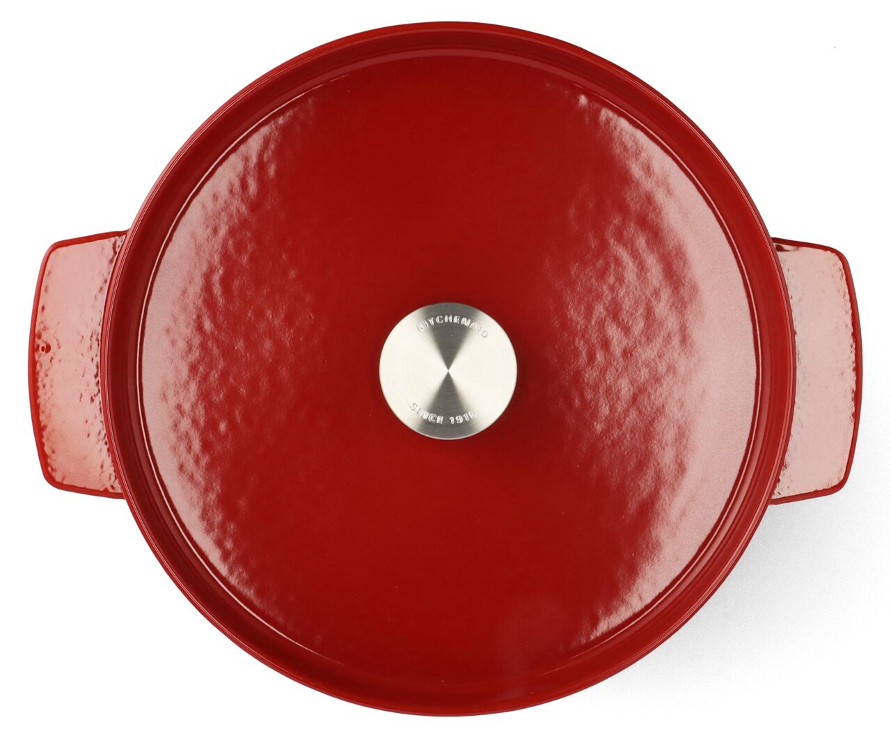 Roter runder Gusseisen-Bräter von oben mit silbernem Knauf, 26 cm, KitchenAid.