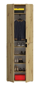 Frontale Ansicht eines Garderobenschranks aus Holz mit offenen Türen, der eine Jacke, Schuhe und Aufbewahrungsboxen zeigt.
