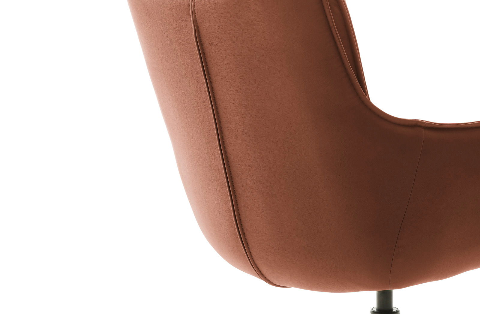 Rückansicht eines braunen Sessels mit geschwungenem Design und sichtbarer Naht.