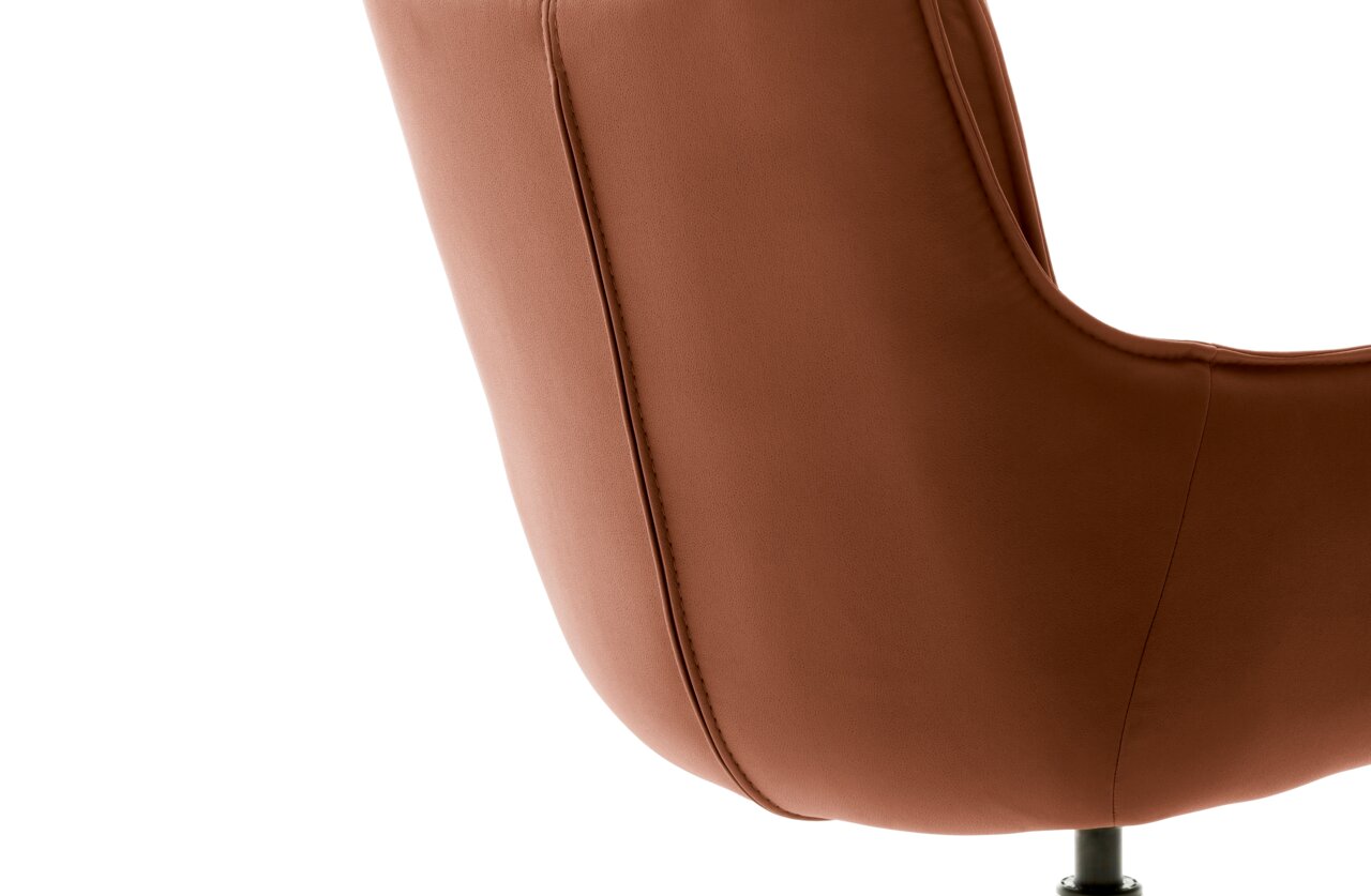 Rückansicht eines braunen Sessels mit geschwungenem Design und sichtbarer Naht.