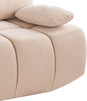 Nahaufnahme eines beigen Schlafsofas mit geripptem Stoff und einem Kissen, seitliche Perspektive