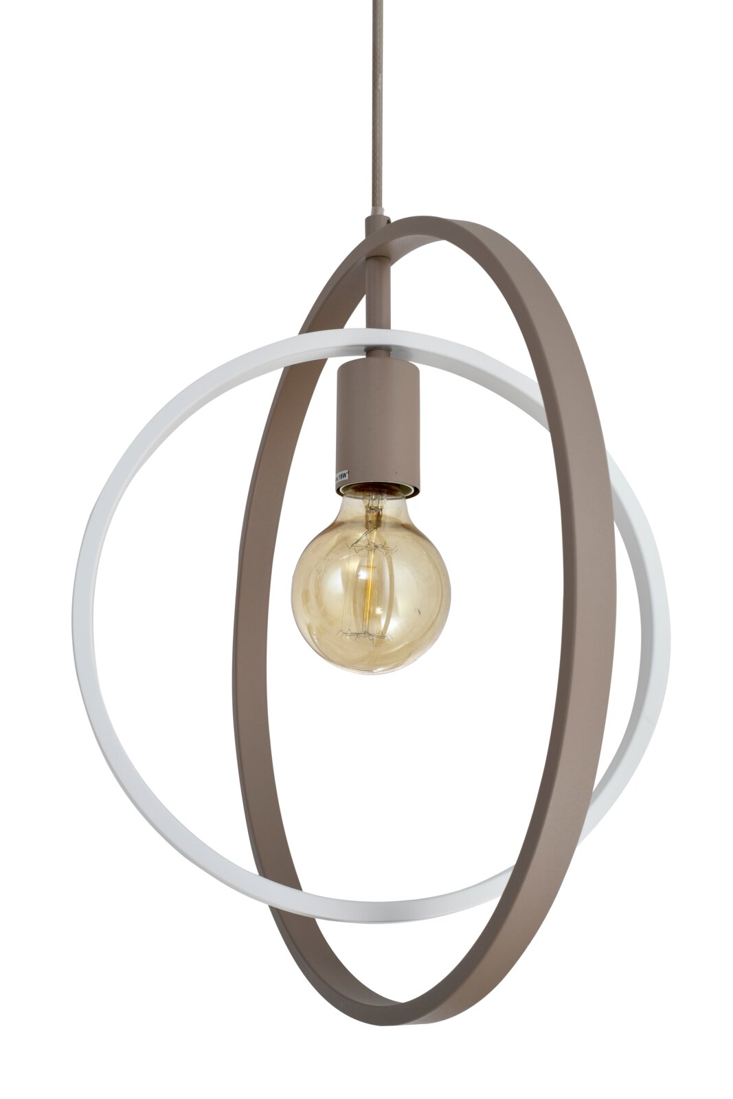 Moderne hanglamp met een amberkleurige gloeilamp en twee gekruiste metalen ringen in wit en taupe, schuin van voren afgebeeld tegen een witte achtergrond.