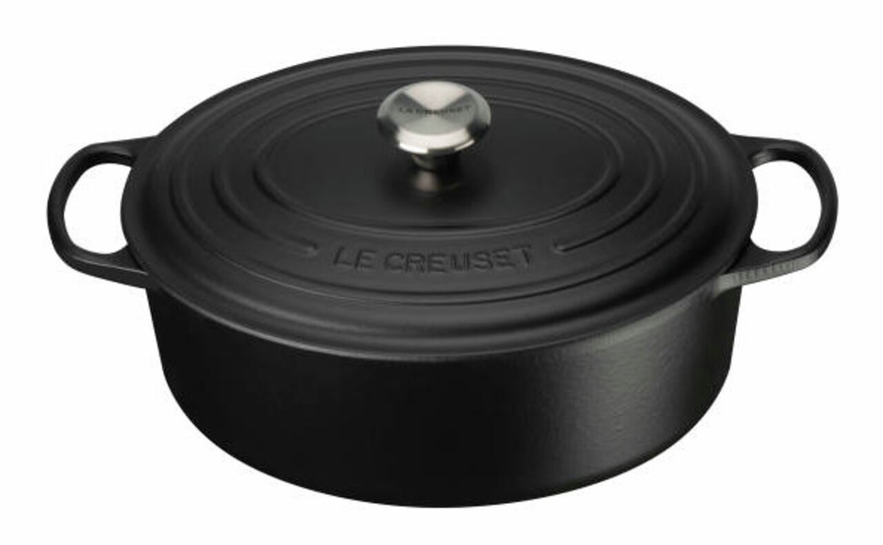 LE CREUSET Bräter Oval 31cm Schwarz SIGNATURE Schwarzer ovaler Bräter 31cm mit Deckel und Griffen, seitliche Perspektive