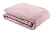 Gefaltete rosa Tagesdecke mit Waffelstruktur, seitliche Perspektive