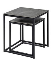 Zweier-Set von Beistelltischen mit schwarzem Metallrahmen und dunkler Tischplatte, seitliche Perspektive