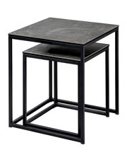 Zweier-Set von Beistelltischen mit schwarzem Metallrahmen und dunkler Tischplatte, seitliche Perspektive