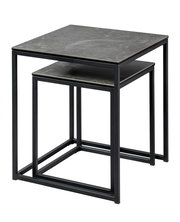 Zweier-Set von Beistelltischen mit schwarzem Metallrahmen und dunkler Tischplatte, seitliche Perspektive