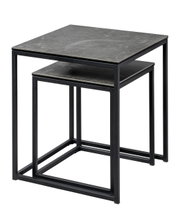 Zweier-Set von Beistelltischen mit schwarzem Metallrahmen und dunkler Tischplatte, seitliche Perspektive