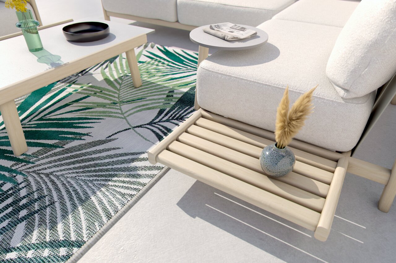 Moderne Loungeeckgarnitur mit hellem Holz und beigem Polster, dekoriert mit einem kleinen Tisch, einer Vase und einem Teppich mit Blattmuster. Perspektive von oben.