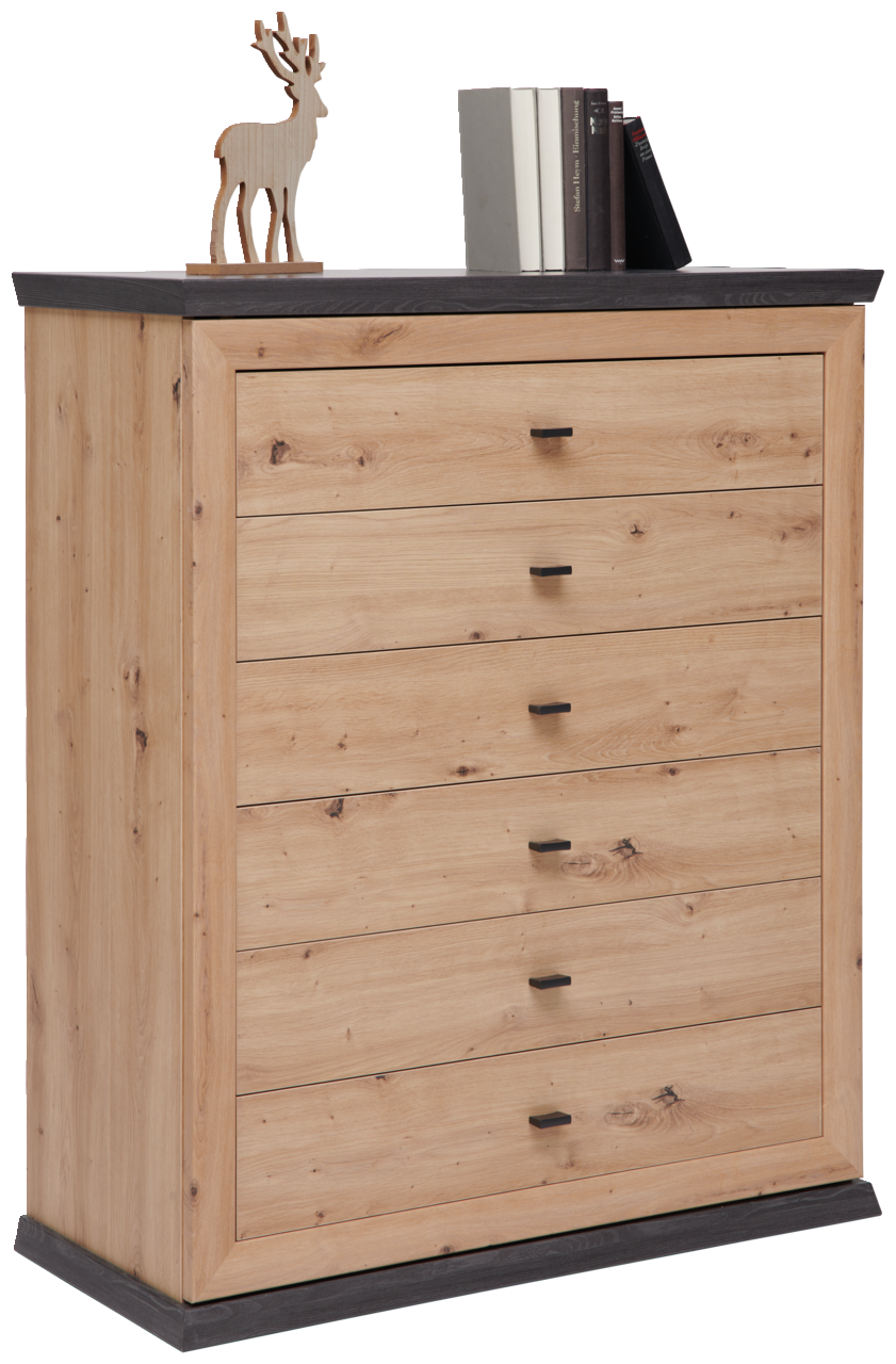 Hom´in Kommode BENTON Kommode aus hellem Holz mit fünf Schubladen, schwarzer Oberseite und Sockel, seitliche Perspektive. Dekoriert mit einem Holzrentier und Büchern.