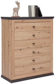 Kommode aus hellem Holz mit fünf Schubladen, schwarzer Oberseite und Sockel, seitliche Perspektive. Dekoriert mit einem Holzrentier und Büchern.