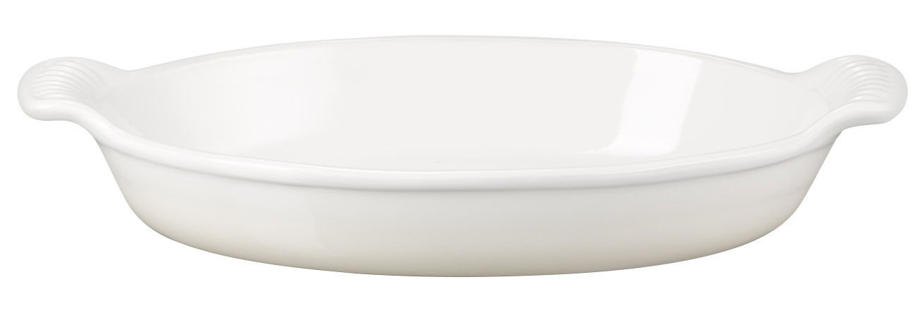 Weiße ovale Auflaufform mit Griffen, seitliche Perspektive