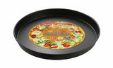 Rundes Pizzablech mit 20 cm Durchmesser, seitliche Perspektive, geeignet für Pizza und Kuchen, mit Etikett von Dr. Oetker Tradition.