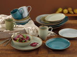 Kombiservice 16-tlg. Nature sc in einer warmen, rustikalen Umgebung, bestehend aus Tellern, Tassen und Schalen in verschiedenen Erdtönen, von oben betrachtet.